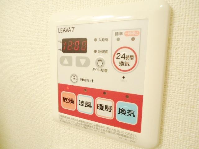 拡大写真:カームヒル 2階203の浴室乾燥機