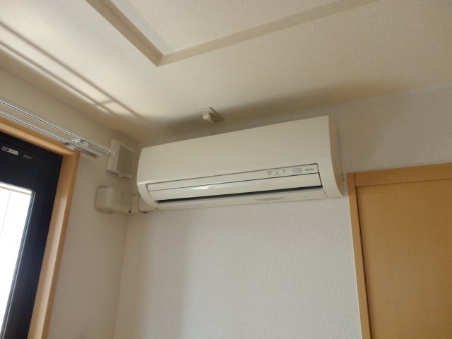 拡大写真:サクラスクェア 2階202のエアコン