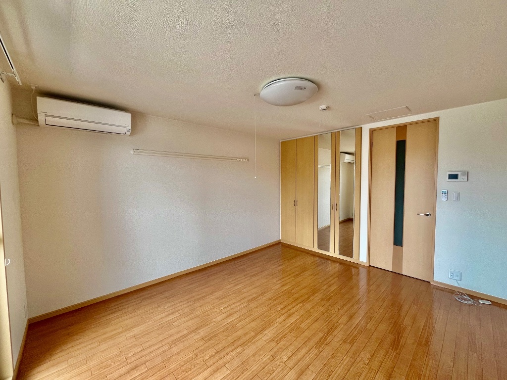 拡大写真:Hermitage 2階202の洋室