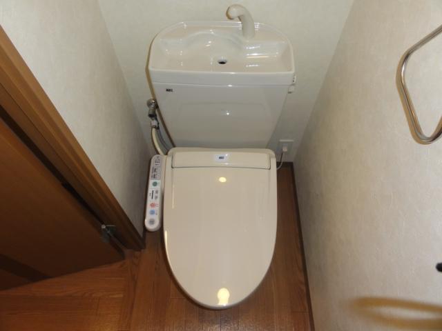拡大写真:サニーコート・Joh 1階102のシャワー付トイレ