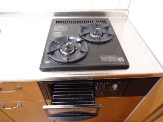 拡大写真:サニーコート・Joh 1階102の魚焼きグリル付ガスコンロ