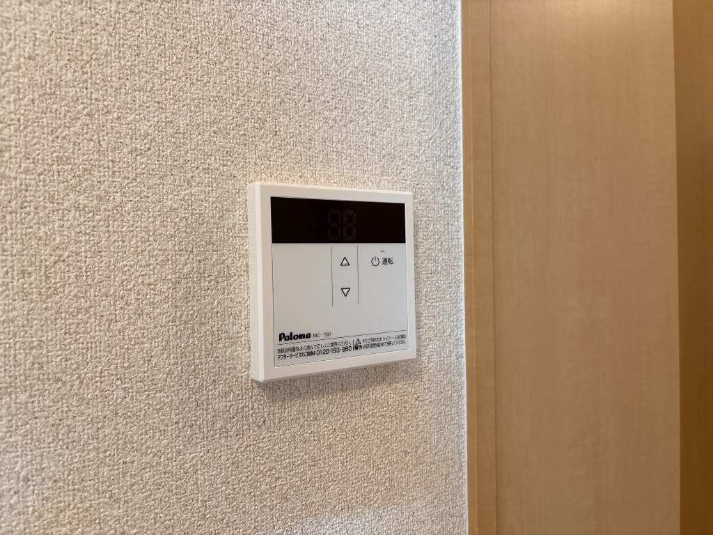 拡大写真：ｂｉｅｎｖｉｖｒｅ楡木Ⅱ 2階203の給湯リモコン