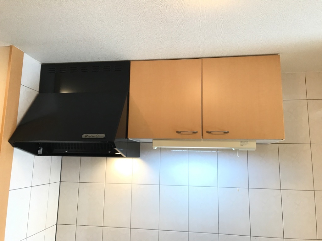 拡大写真:アメニティハイツ大崎 2階202のキッチン吊棚