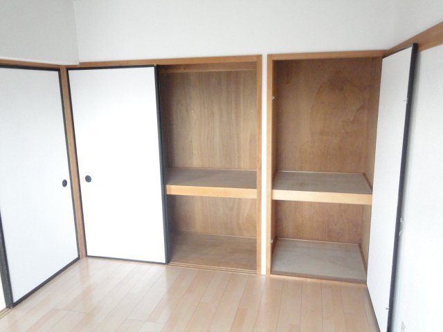 拡大写真:聖マンションⅠ 3階305の南洋間収納