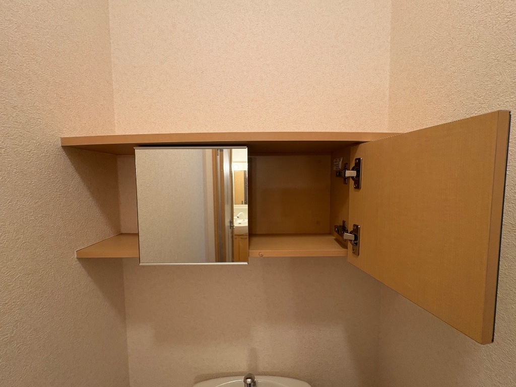 拡大写真:サニー・フィールド 1階105のトイレ収納