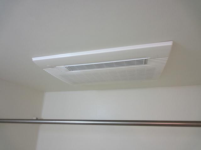 拡大写真:ロイヤルコート 1階103の浴室換気乾燥機