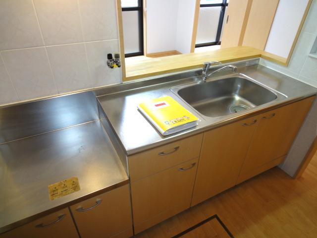 拡大写真:ロイヤルコート 1階103のカウンターキッチン