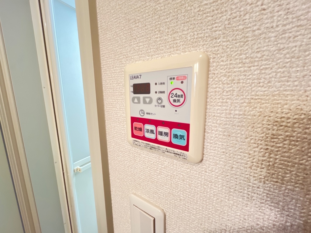 拡大写真:ウィステリアⅢ 2階202の浴室換気乾燥機