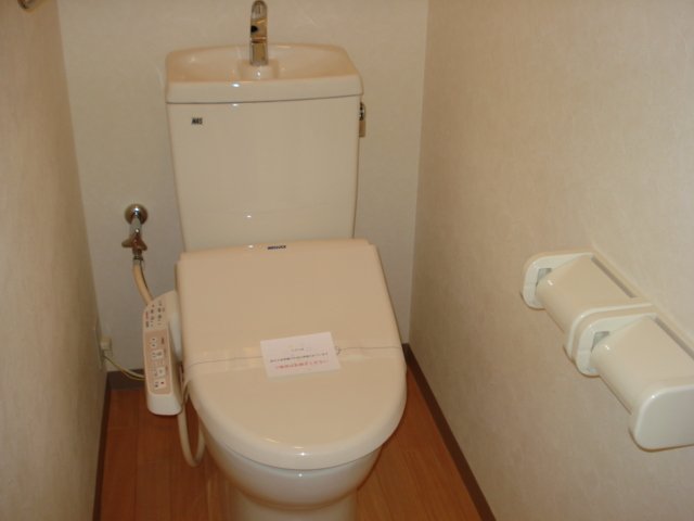 拡大写真:カサベルデ 1階101の洗浄機能付トイレ