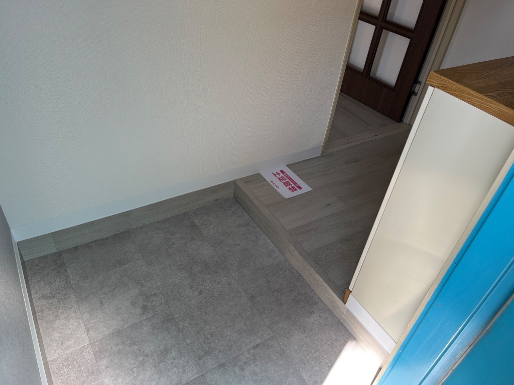 拡大写真:コーポラス中川 3階303の玄関