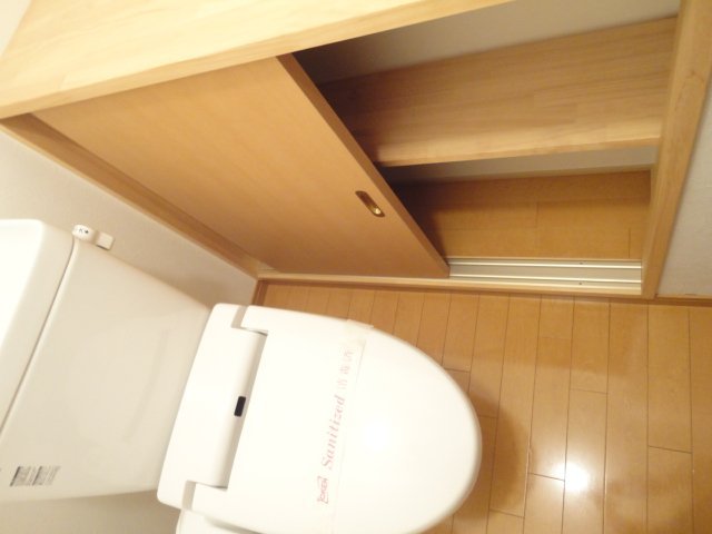拡大写真:クレシア大高台 1階103のWC 収納