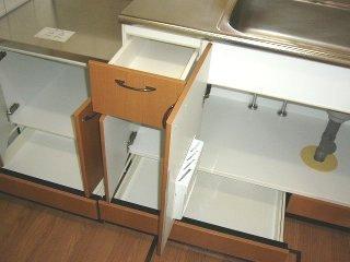 拡大写真:サンヴィレッジ Ⅱ 1階105のキッチン収納