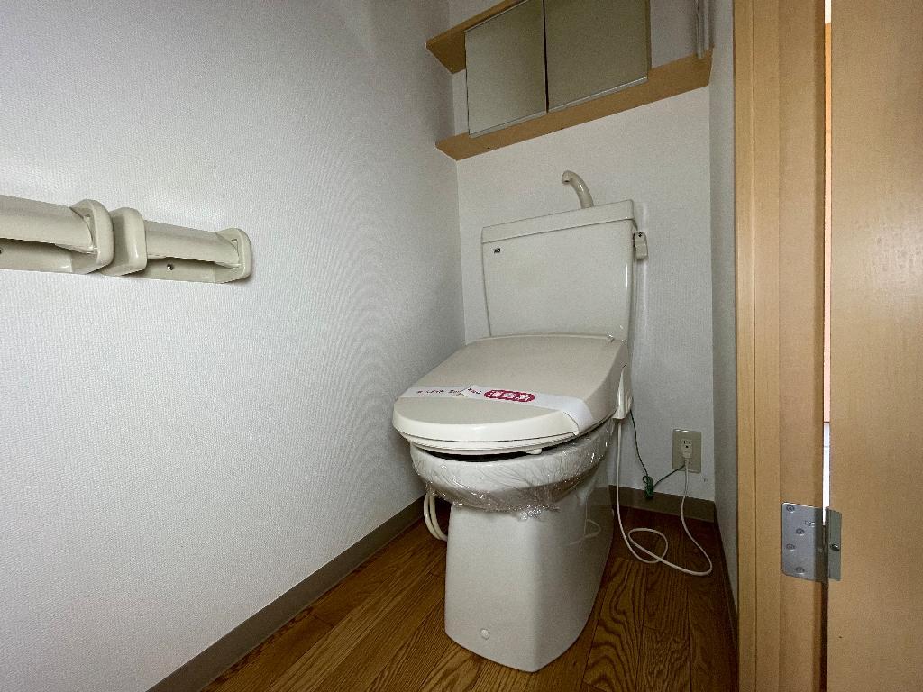 拡大写真:フローラ滑川 1階102のシャワー付トイレ