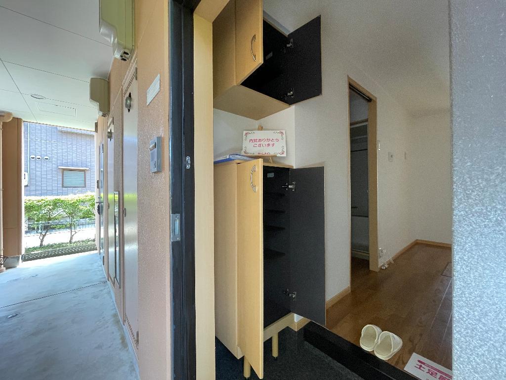 拡大写真:フローラ滑川 1階102の下駄箱