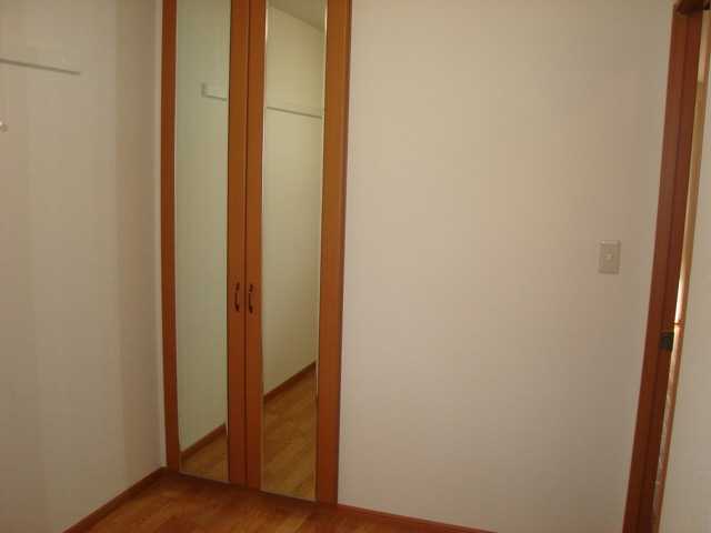 拡大写真:サンコート東原 2階203の洋室収納