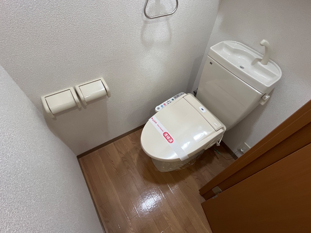 拡大写真：アーバンハイツ真美 1階101のシャワー付トイレ