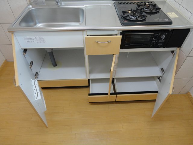 拡大写真：シティー　ハイム　美濃加茂（Ｃｉｔｙ　Ｈｅｉｍ　美濃加茂） 2階203のキッチン（下）収納