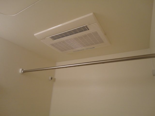 拡大写真：シティー　ハイム　美濃加茂（Ｃｉｔｙ　Ｈｅｉｍ　美濃加茂） 2階203の浴室乾燥機