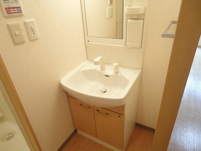 拡大写真：シティー　ハイム　美濃加茂（Ｃｉｔｙ　Ｈｅｉｍ　美濃加茂） 2階203の洗髪洗面化粧台