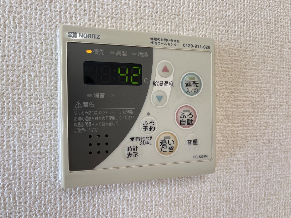 拡大写真:ドリーム レジデンス 1階102の給湯リモコン