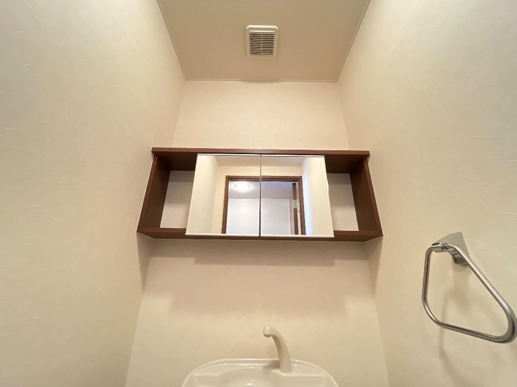 拡大写真:ポラリス 1階102のトイレ内収納