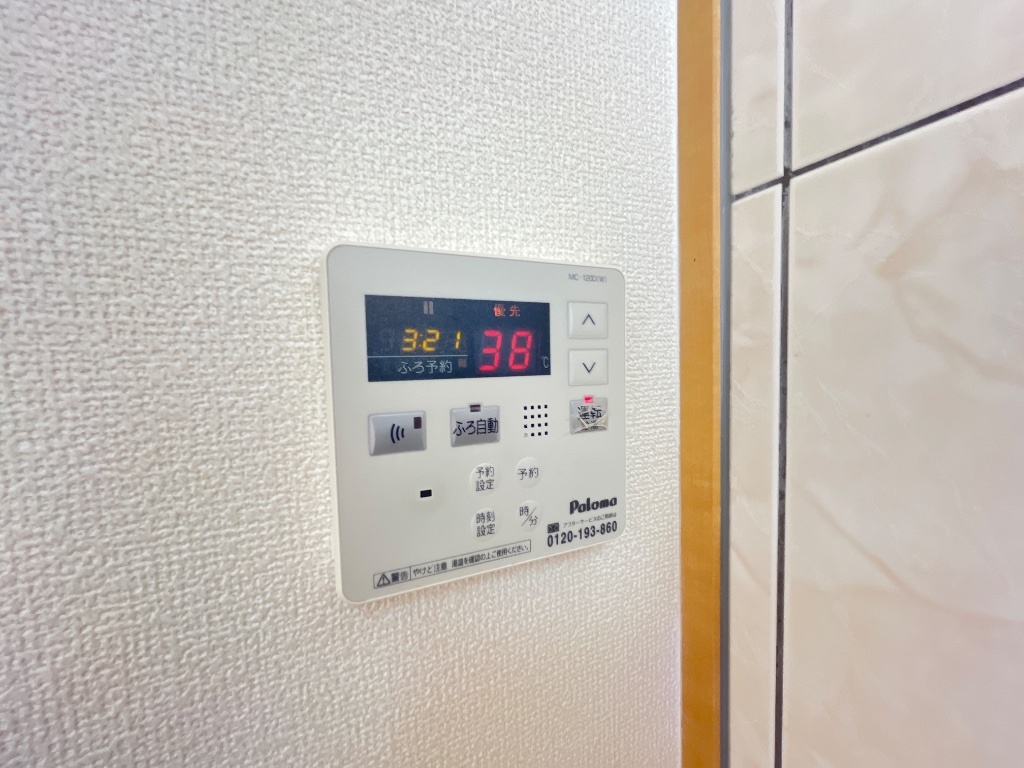 拡大写真:サンクスシャイン 2階202の給湯器操作パネル