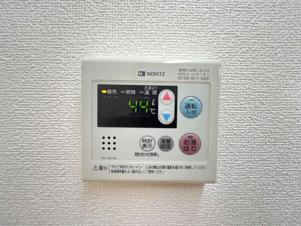 拡大写真:クレストールアン 1階103の給湯器操作パネル