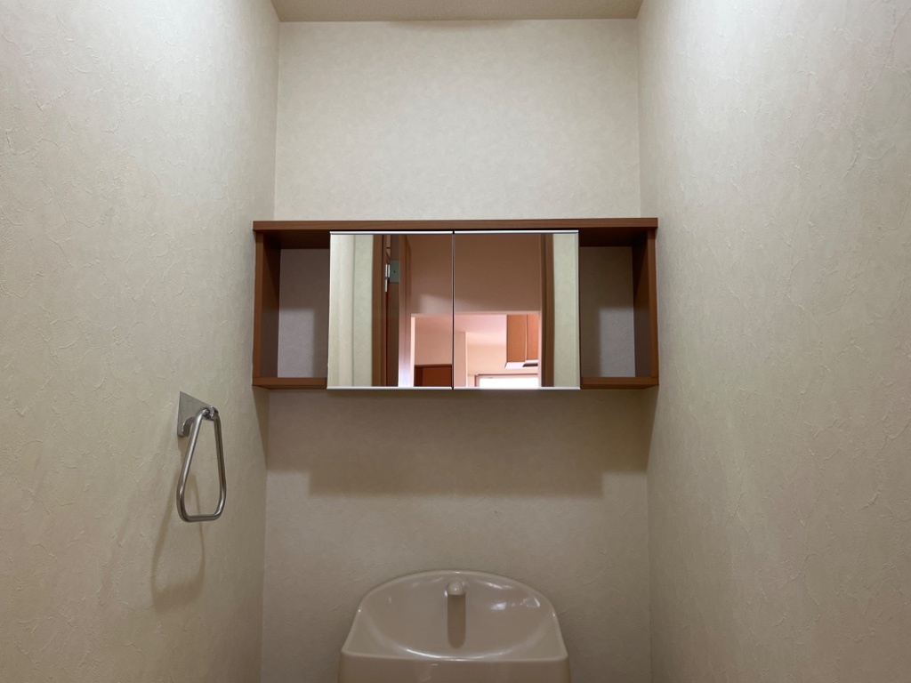 拡大写真:パル ファミール 1階102のトイレ収納棚