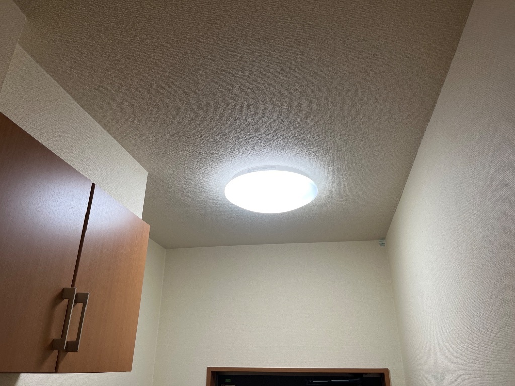 拡大写真:パル ファミール 2階203の玄関センサー照明