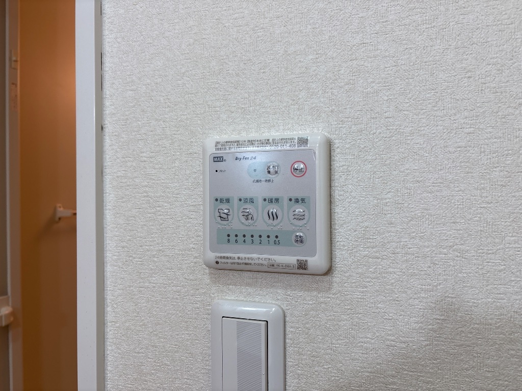 拡大写真:CasaBonneur 2階206の浴室乾燥機