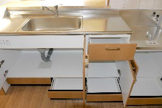 拡大写真:カーサ・エスペランサ 2階202のキッチン下部収納