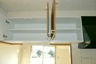 拡大写真:カーサ・エスペランサ 2階202のキッチン上部収納