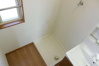 拡大写真:カーサ・エスペランサ 2階202の室内洗濯機置場