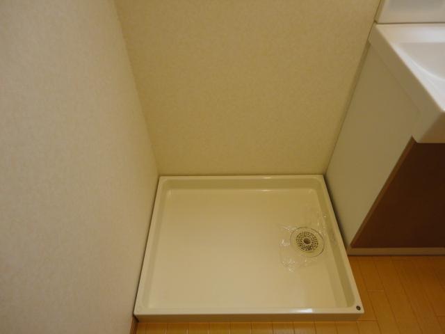拡大写真:コンフォール郭内 1階102の洗濯機置場
