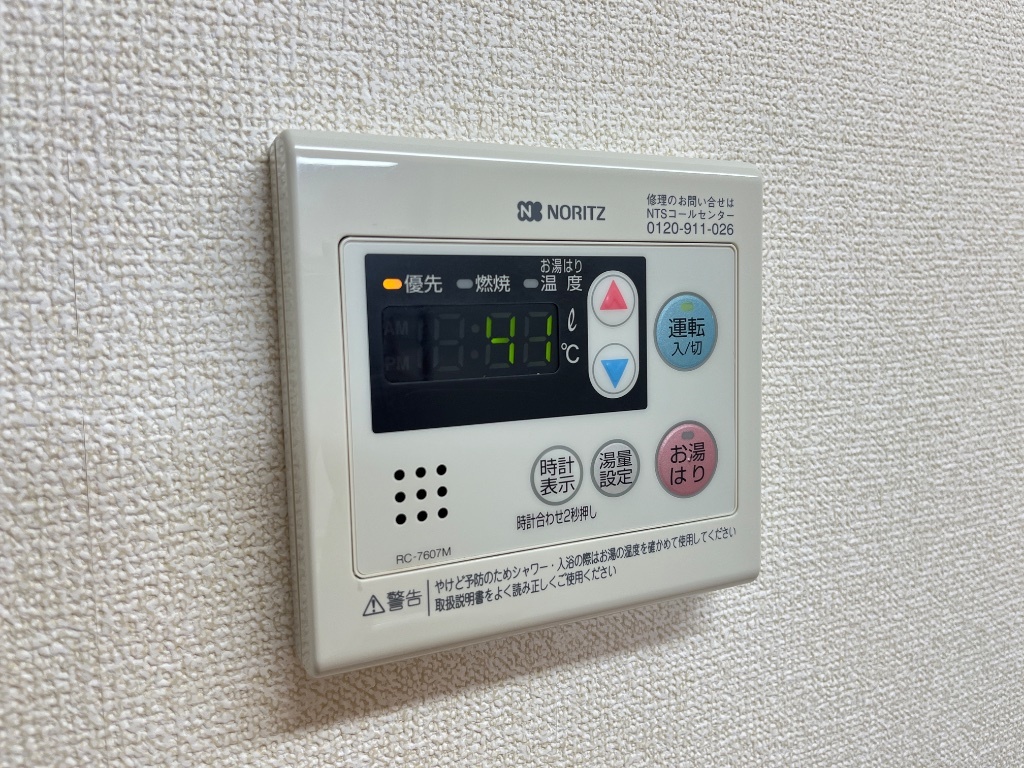 拡大写真:Plasir(プレジール) 2階202の給湯器リモコン