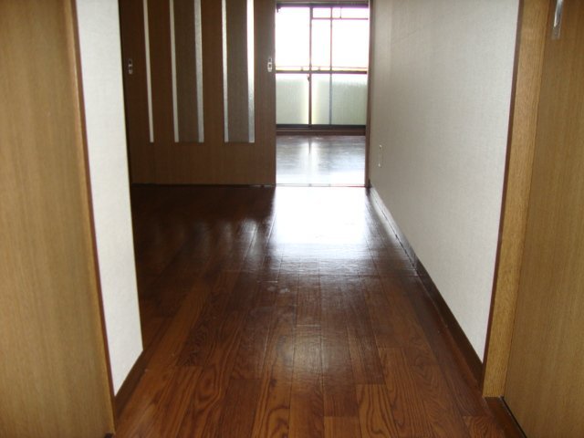拡大写真:ラトリシエール 4階407の廊下