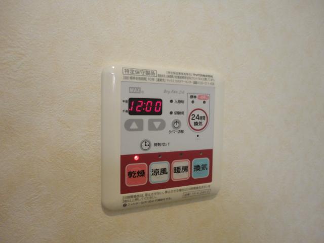 拡大写真:アンジュー 壱号館 1階102の浴室乾燥機