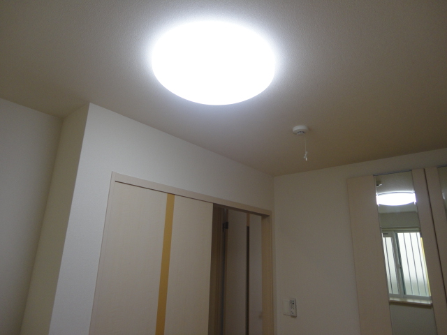 拡大写真：サンフォレスト 1階105の照明器具(リモコン式)洋室