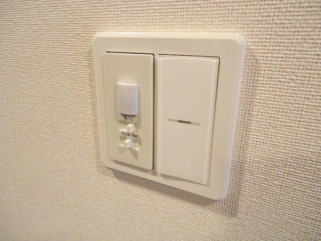 拡大写真:エトワールグランデ 4階402のセンサー照明