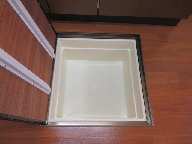 拡大写真:クラルテ 1階101のキッチン床下収納