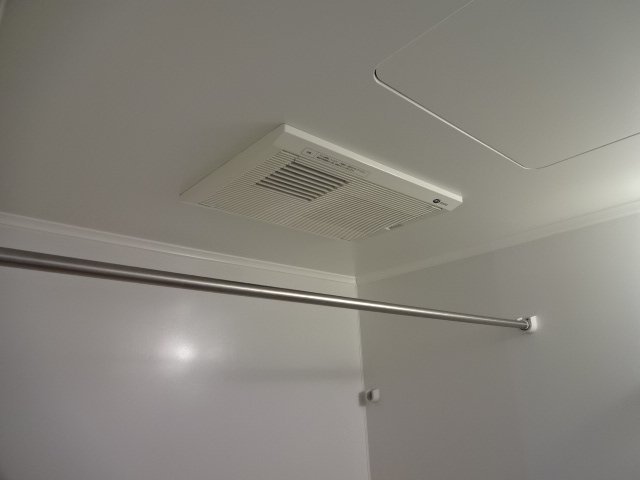 拡大写真:コンフォート 2階202の浴室乾燥機