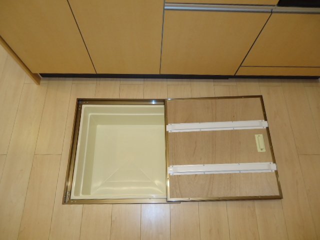 拡大写真:サンパレス 1階102の床下収納