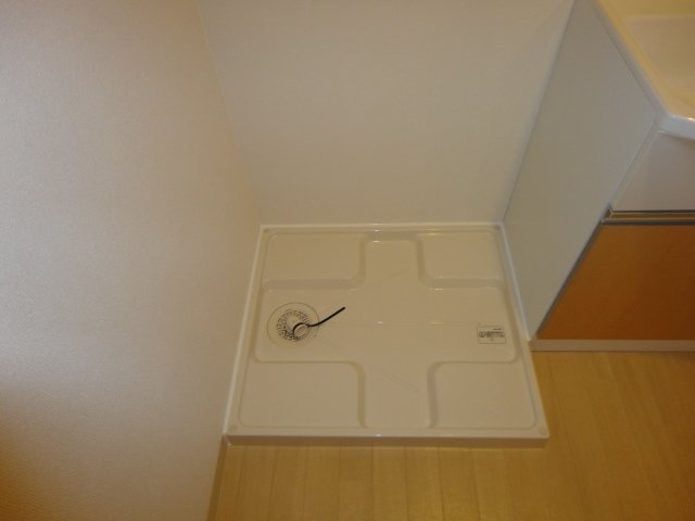 拡大写真:サンハイツ イチカワ 1階102の洗濯機置場