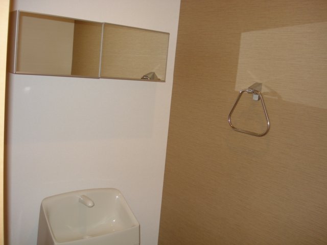 拡大写真:Grace Villa(グレイス ヴィラ) 1階101のシャワー付トイレ物入