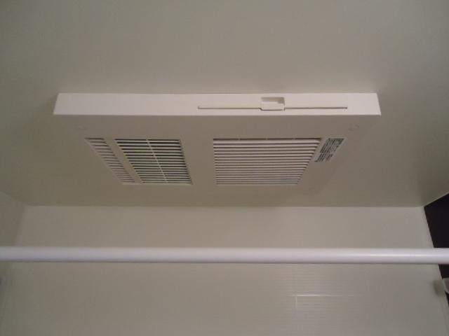 拡大写真:ワイズスクエア92(Y’s square92 ) 2階201の浴室換気乾燥機