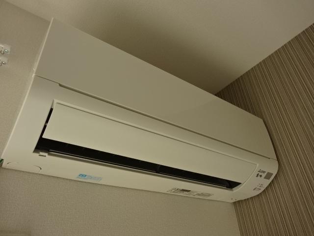 拡大写真:ベイ ブランシェ西阿知 1階102のエアコン