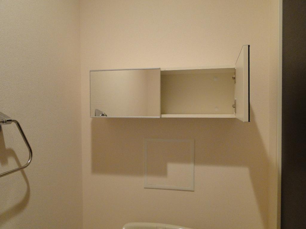 拡大写真:Partenaire 2階205のトイレ収納