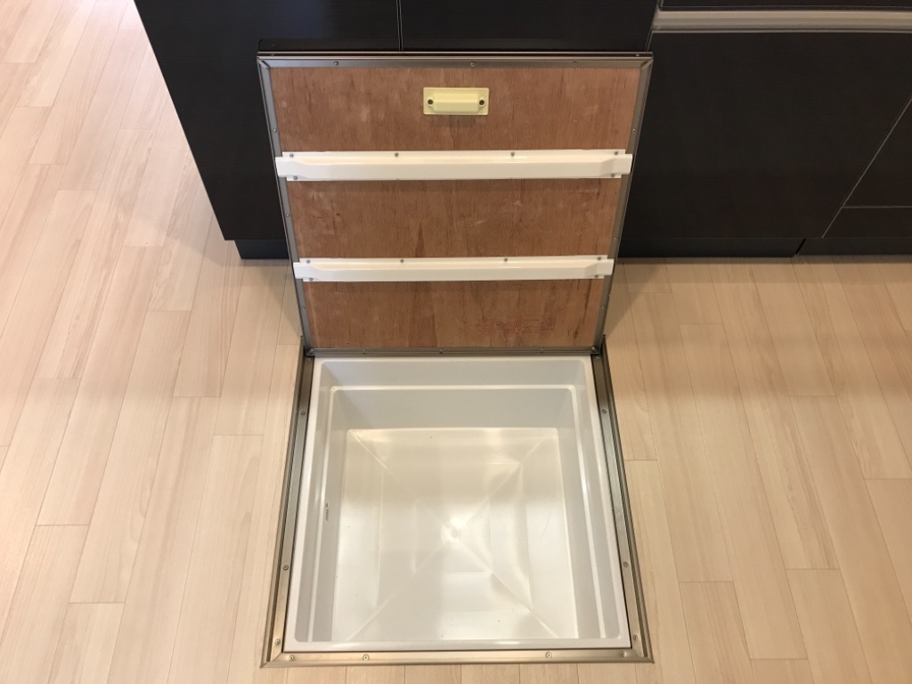 拡大写真:サンライズ A 1階102の床下収納