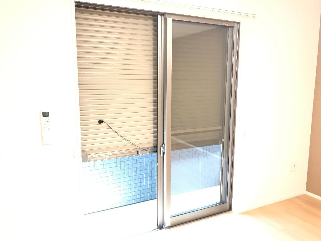 拡大写真：グレイシャス 1階102の窓シャッター