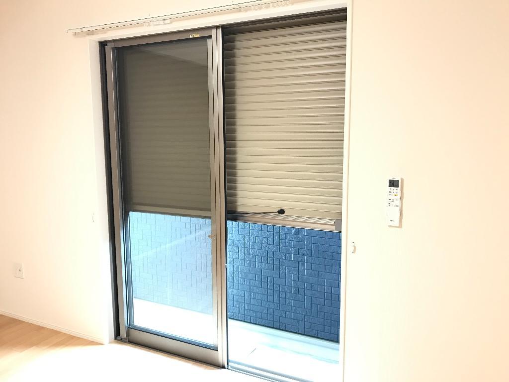 拡大写真:グレイシャス 1階103の窓シャッター